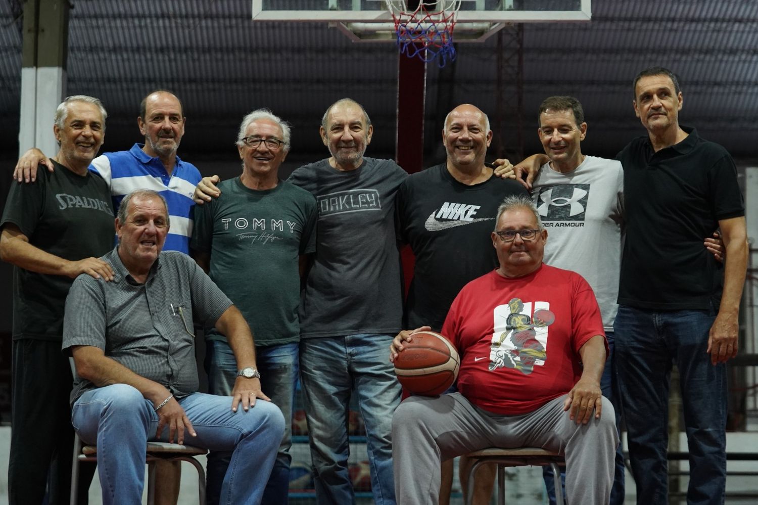 Los miembros de una de las generaciones más importantes del básquet local se reunieron en Alumni para recordar sus años de gloria jugando al básquet.