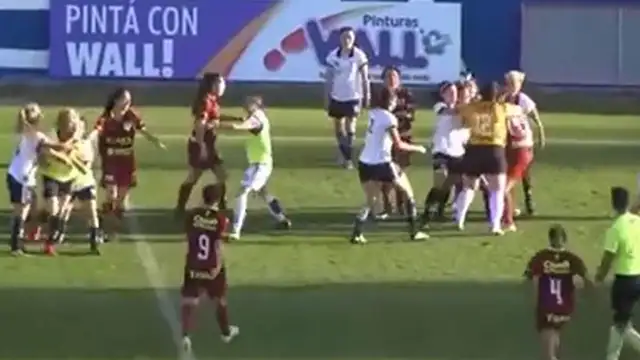 Batalla campal: varias jugadoras a las piñas en una final de fútbol femenino