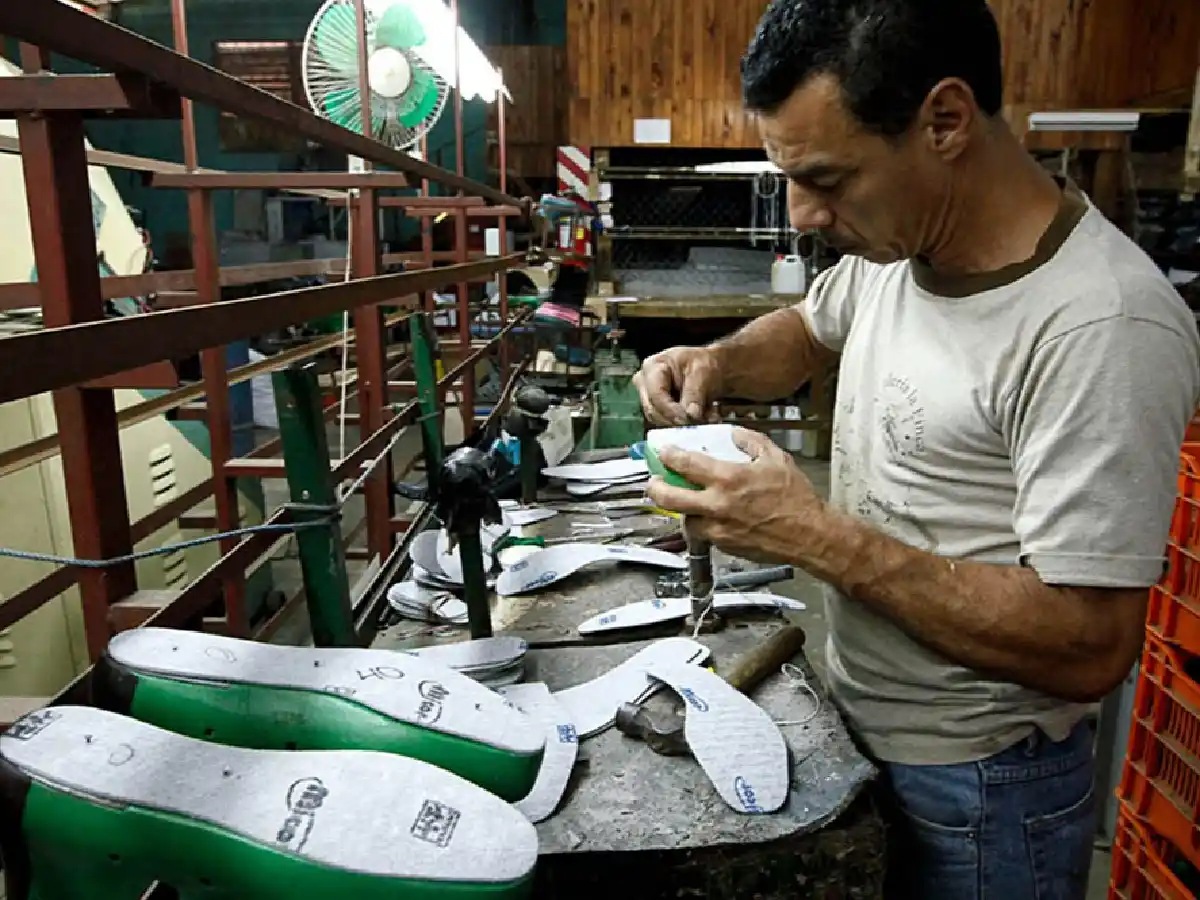 La industria cayó 5% en octubre y acumula seis meses de baja