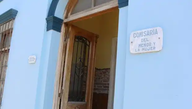 Lloraba y corría desnudo sólo en la noche: escapaba de su madre que lo golpeaba con un cinto