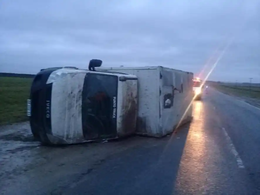 Un tandilense volcó un camión  en la Ruta 226 