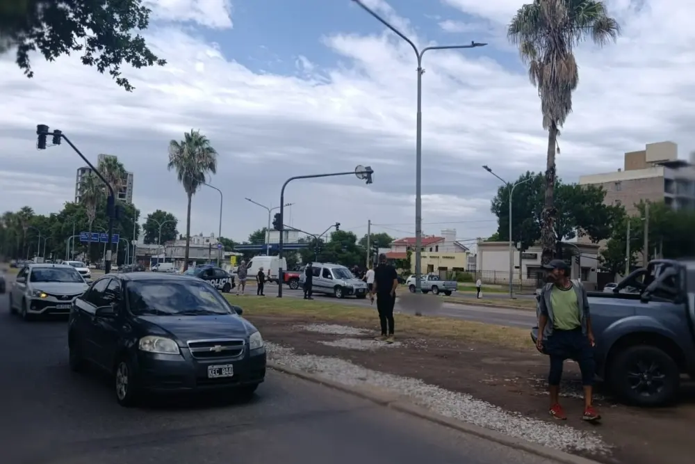 Un adulto mayor murió atropellado por un utilitario en barrio Alberdi y el conductor quedó demorado.