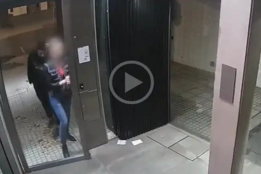 Aberrante: quedó grabado un hombre que abusó y acosó a una mujer cuando ingresaba a su casa en Rosario