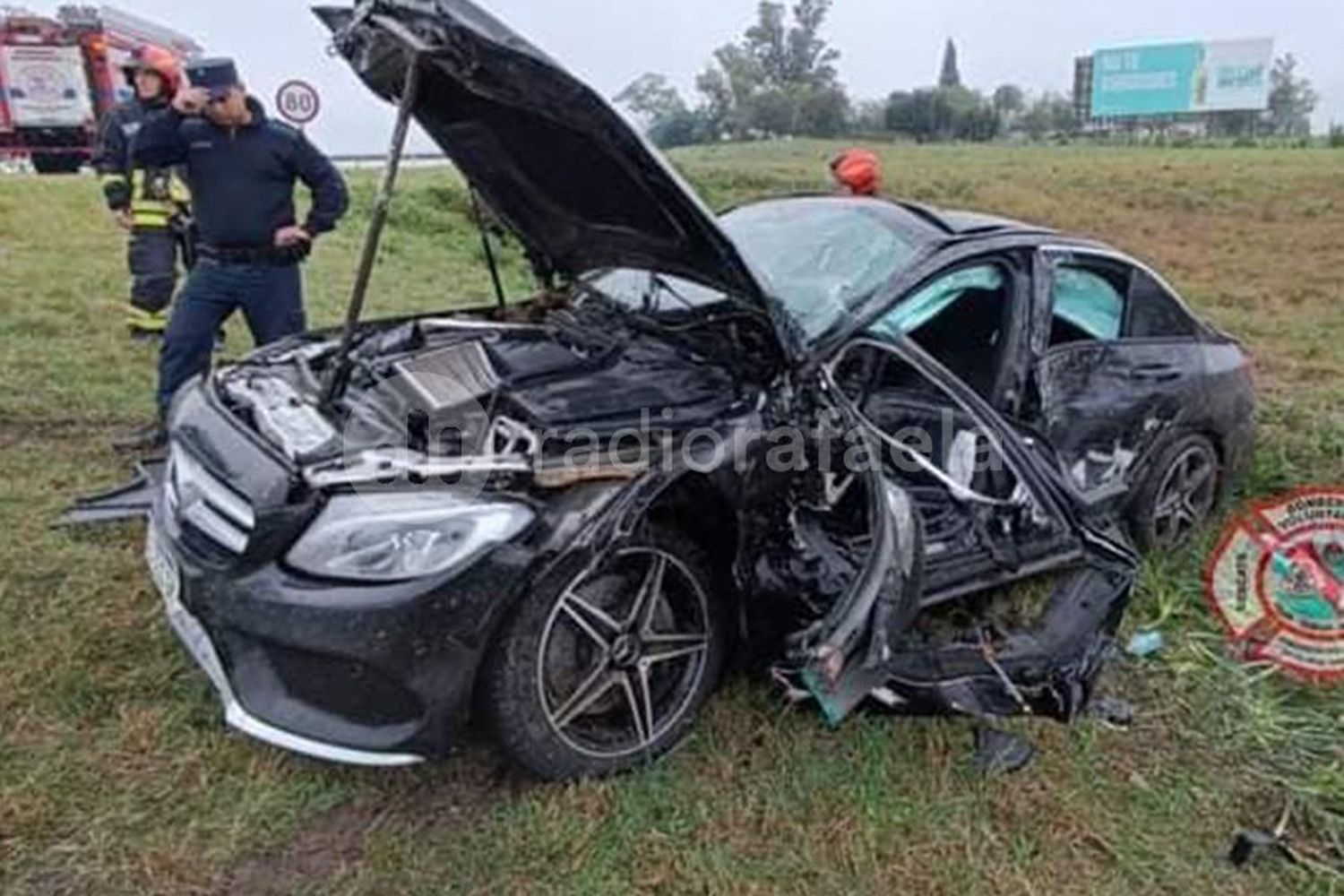 Trágico accidente entre un camión y un auto: una mujer perdió la vida