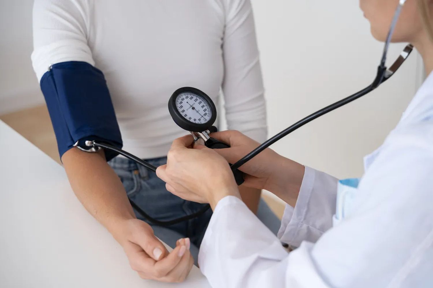 Es importante mantener la presión arterial controlada