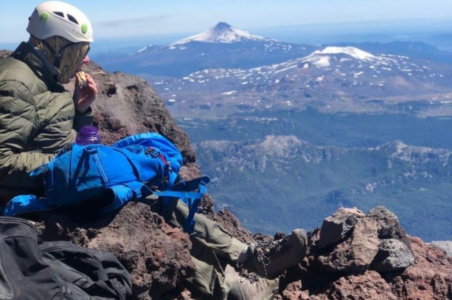 Impresionante: a los 74 años, hizo cumbre en el Volcán Lanín