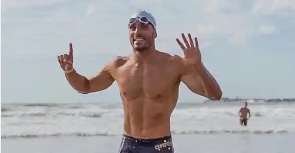 Cristóbal Romero saliendo del agua luego de su sexto triunfo en la Copa "Guillermo Volpe"