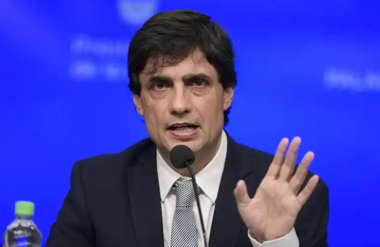 Lacunza insiste en que el dólar está sobrevaluado 