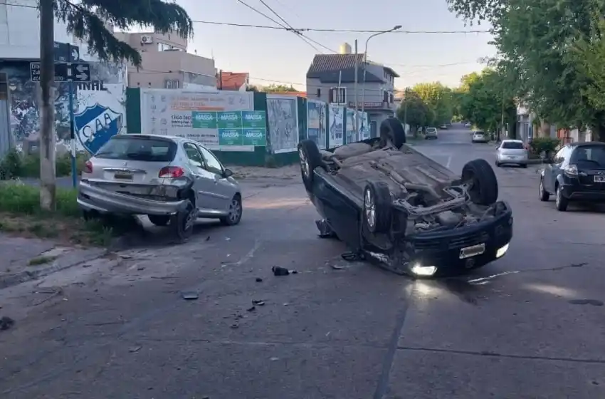 Borracho, chocó a un auto y volcó: tenía 1.4 alcohol en sangre