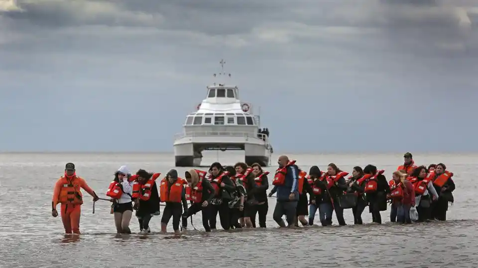 Rescataron a 123 personas de un catamarán que encalló por bajante del Río de La Plata