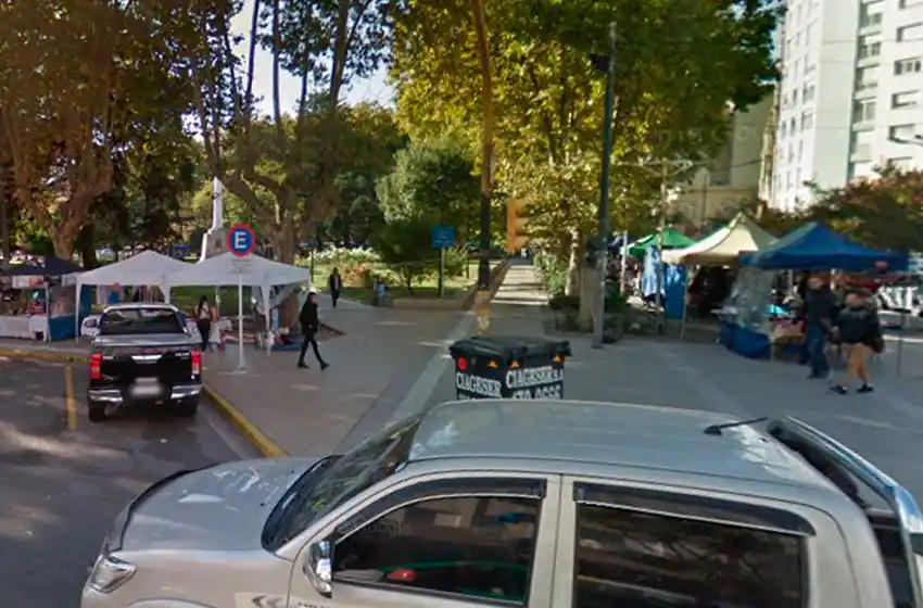 Desalojan artesanos de la Plaza San Martín