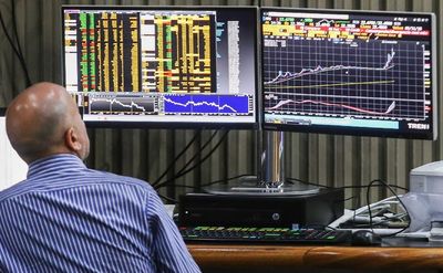 Acciones y bonos cayeron y el riesgo país subió hasta 850 en jornada de licitación de deuda