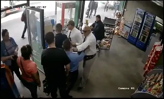 Un inspector de colectivos golpeó salvajemente a un chico con retraso en situación de calle