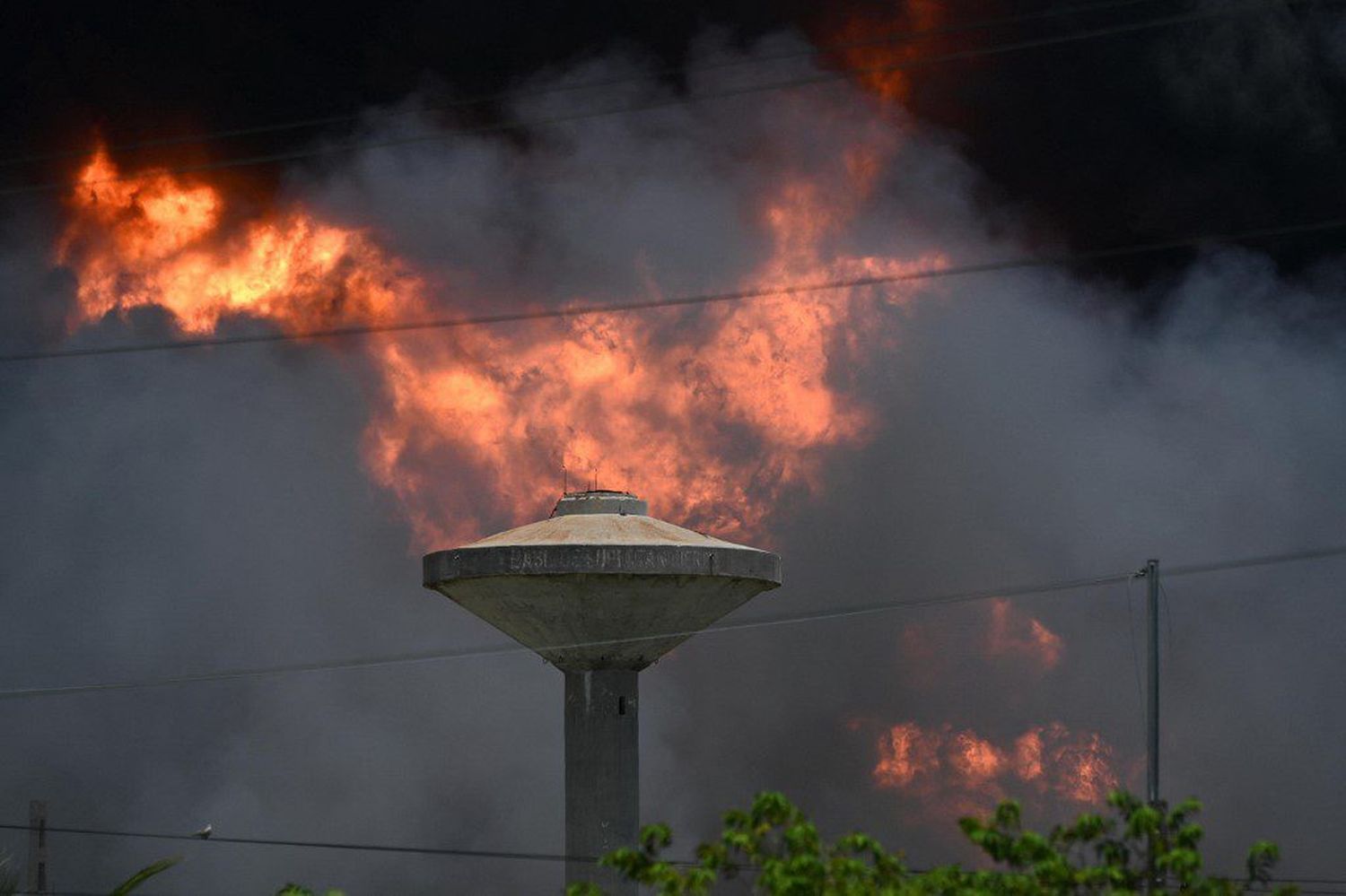 ¡CATASTRÓFICO! Colapsa un tercer tanque petrolero en grave incendio en Cuba