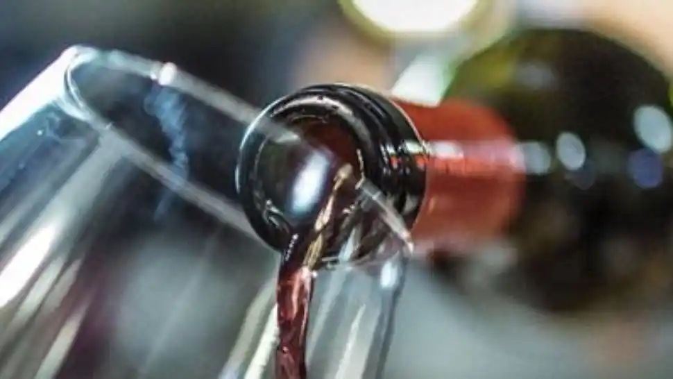 Casi se mueren al servir por error un vino de más de 5700 dólares