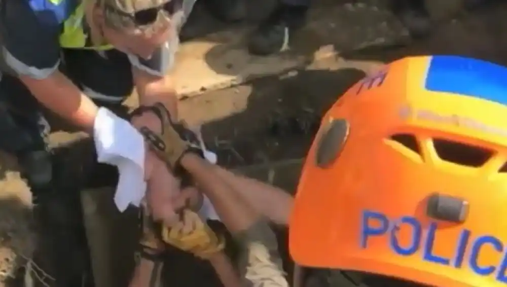 Sudáfrica: desesperante rescate de una recién nacida tirada por un desagüe