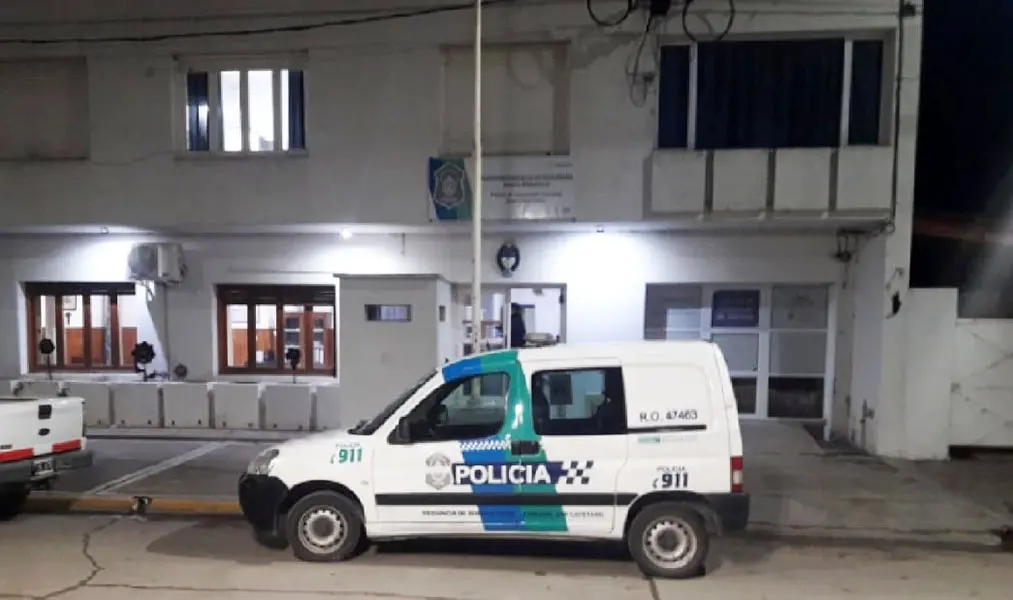 Tenía billetes de 100 dólares falsos y una réplica de arma