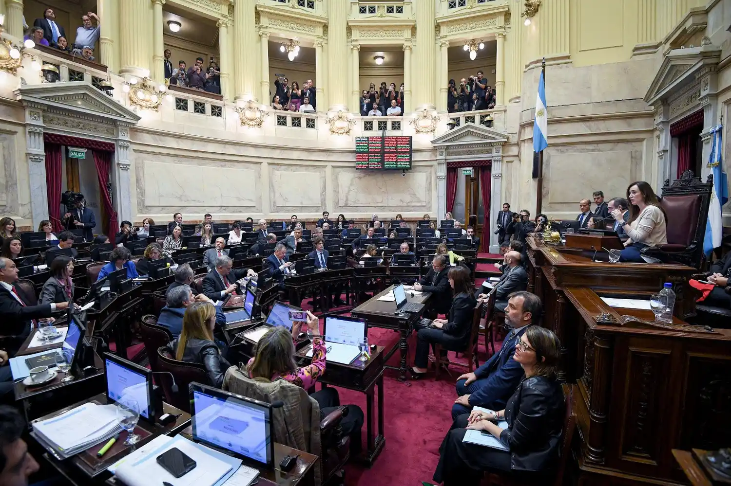 Senadores debatirán la Ley Bases.