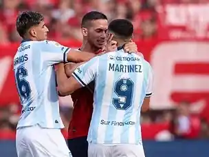 Marcone y Maravilla Martínez, con dientes apretados en Independiente vs. Racing: intenta separar Barrios.Foto: Gonzalo Colini