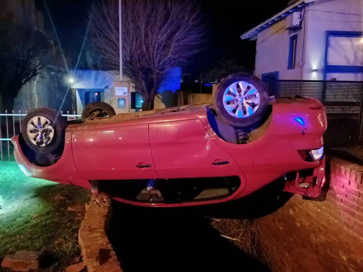 La conductora perdió el control del vehículo, que terminó volcado sobre la calzada.