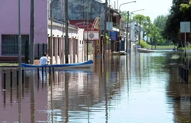 Inundaciones: Gestionan viviendas sociales para familias afectadas