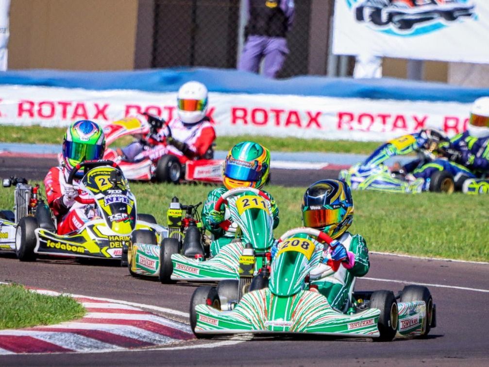 Martín Bertolaccini (208) liderando en una de las competencias de la Mini Max.