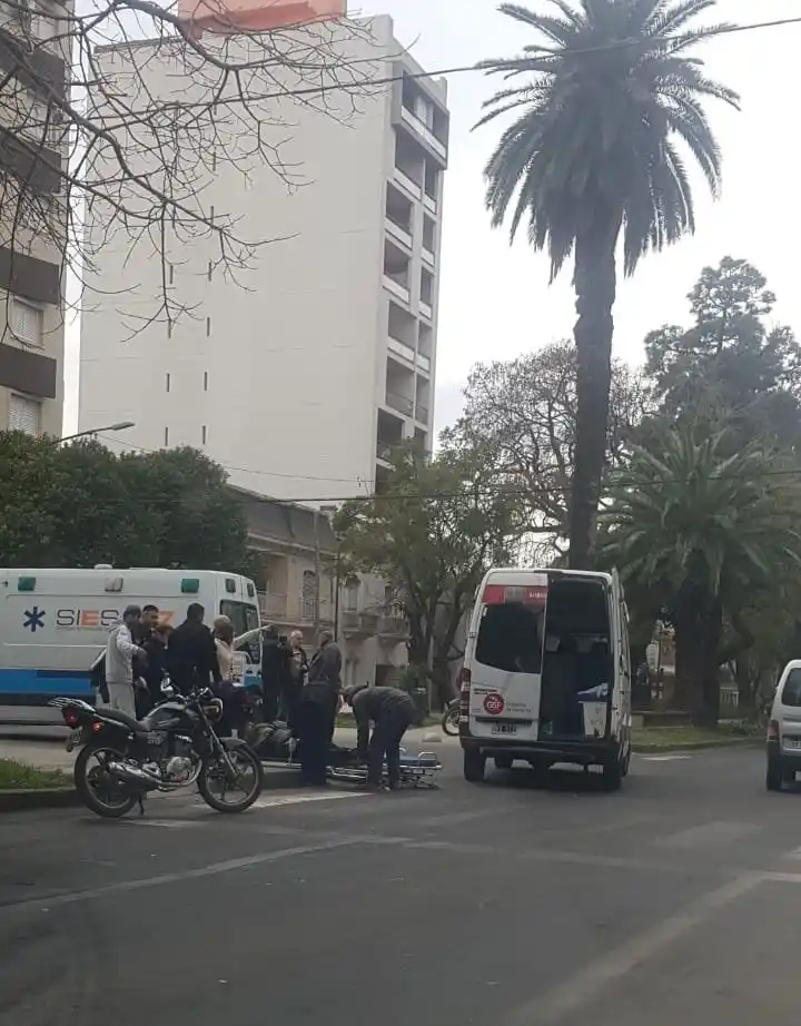 Una moto embistió a una mujer en Bulevar Gálvez y Necochea
