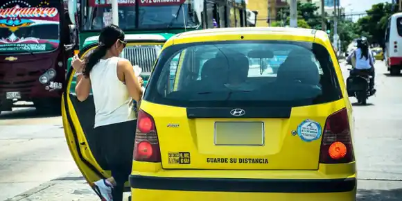 Andan buscando a taxista que secuestra mujeres y las viola