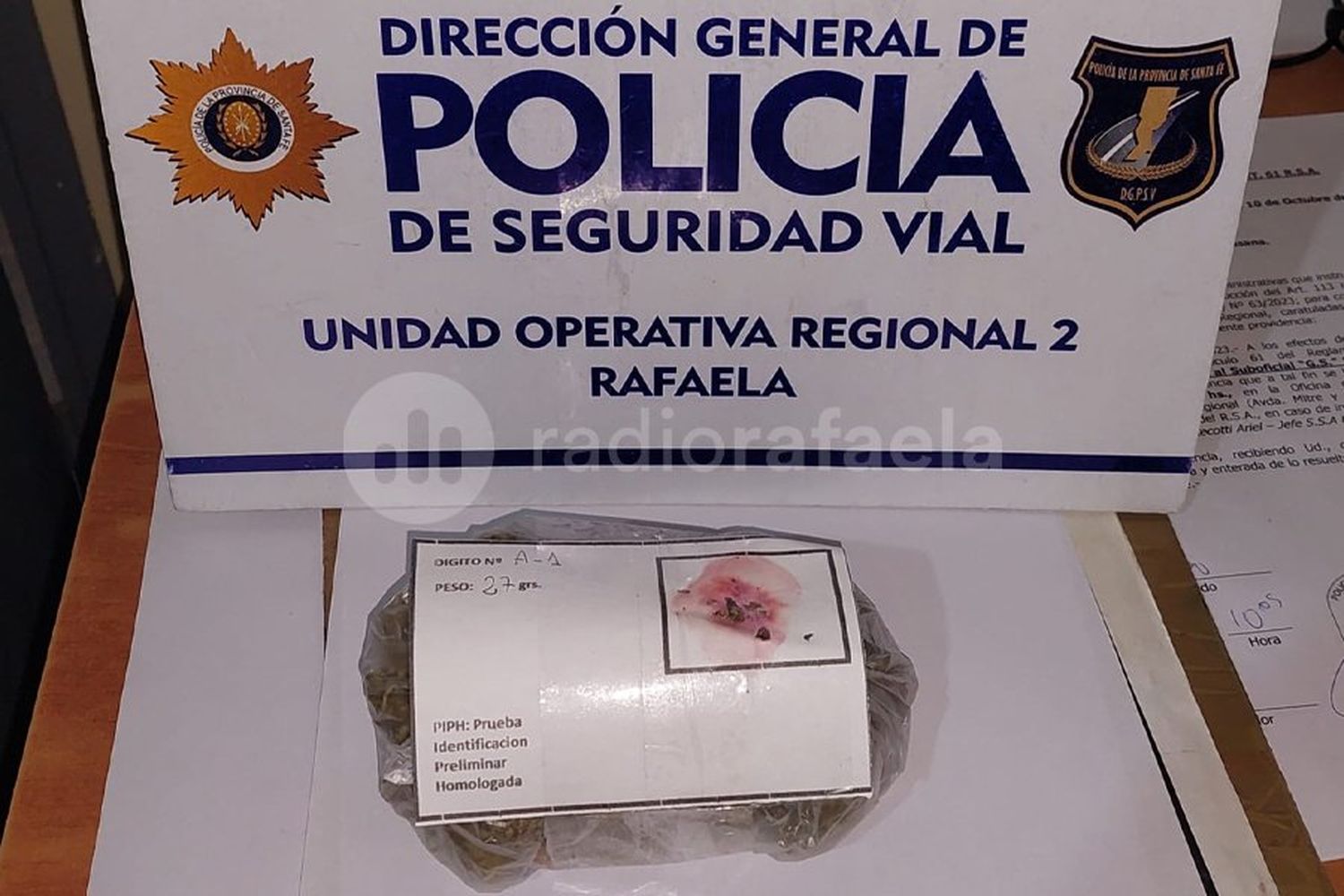 “Oficial, venimos de comprar marihuana”: la policía lo vio escondiendo un envoltorio con el pie