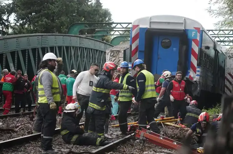 Descarriló un tren y chocó con otra formación en Palermo: trasladaron a 16 heridos y atienden a decenas de personas en el lugar