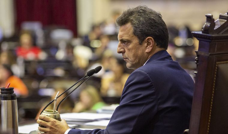 Massa: "La deuda tomada a tontas y a locas condiciona el futuro de la Argentina"