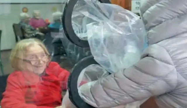 Ingenio en Tandil: En un hogar diseñaron un sistema para que los familiares puedan abrazar a los ancianos