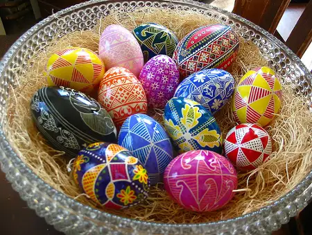 Qué sorpresa: Huevitos de pascua con hojas de marihuana, balas y calaveras