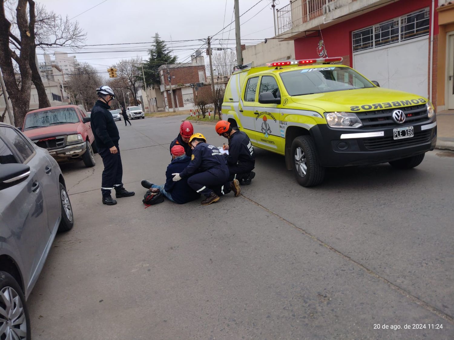 Bomberos atendieron al ciclista herido.