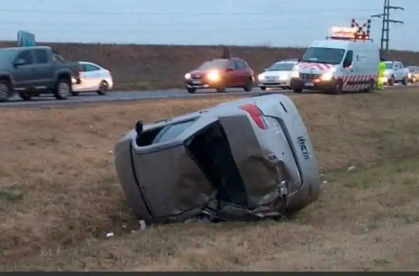 Impactante vuelco en la autopista Rosario-Córdoba terminó con una mujer herida
