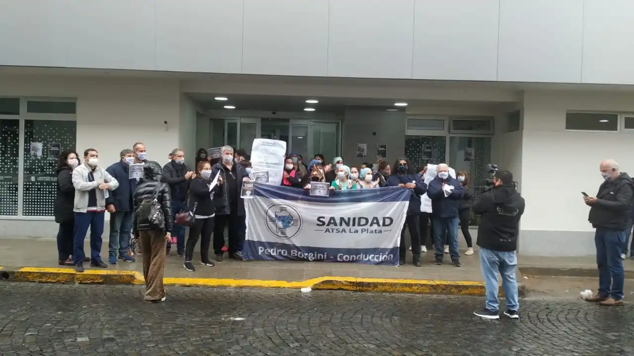Trabajadores de la Clínica Chacabuco iniciaron un paro por reclamos salariales