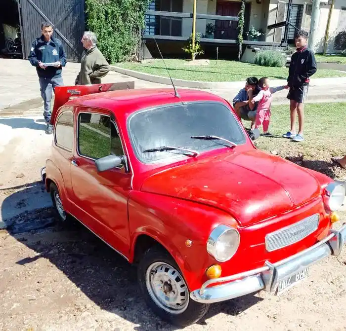 En horas de la tarde se incendió un Fiat 600, no hubo heridos