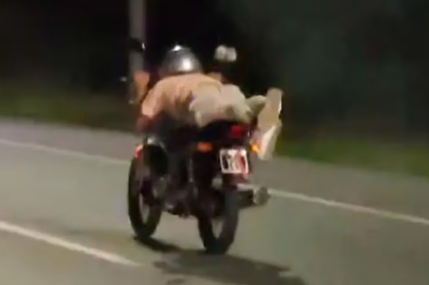 La peligrosa maniobra de un motociclista.