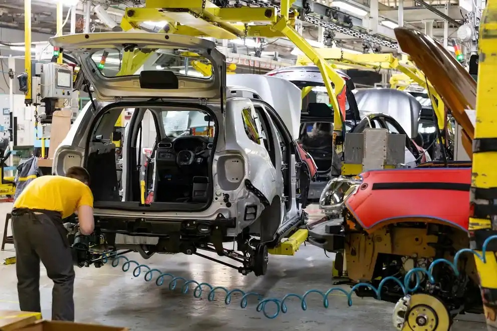 La actividad industrial cayó 2 % y la construcción se desplomó 24,5 % en octubre