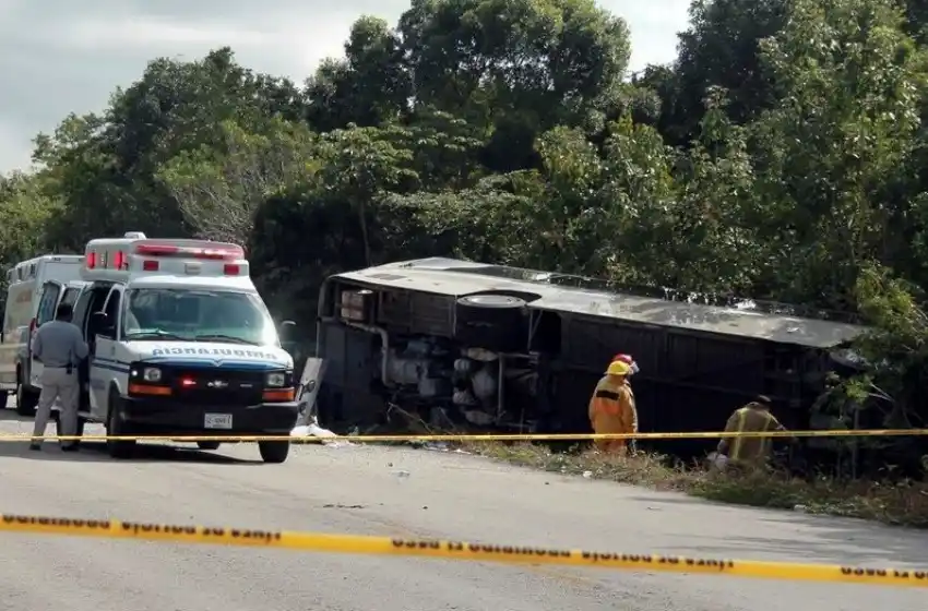 Un micro volcó en México y murieron 12 personas