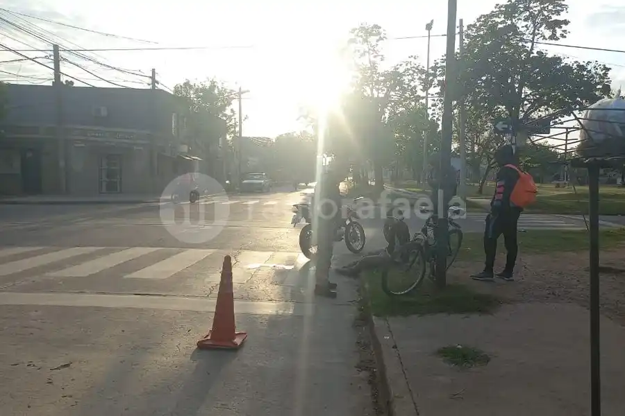 Un ciclista terminó hospitalizado tras impactar con un motociclista 