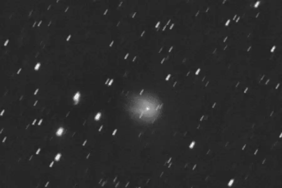 Un colosal cometa con "cuernos", tres veces más grande que el Everest, se acerca a la Tierra