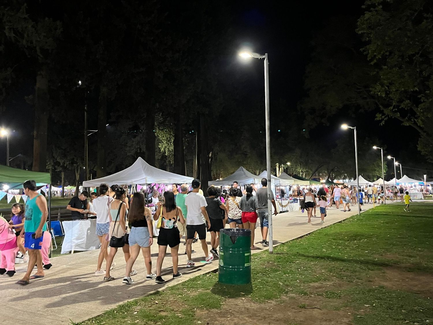 Las calles del Parque volvieron a brillas con un nuevo Paseo de la Cidad.