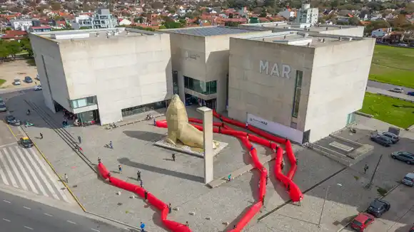 Una manga roja gigante transformó el Museo MAR en una experiencia performática