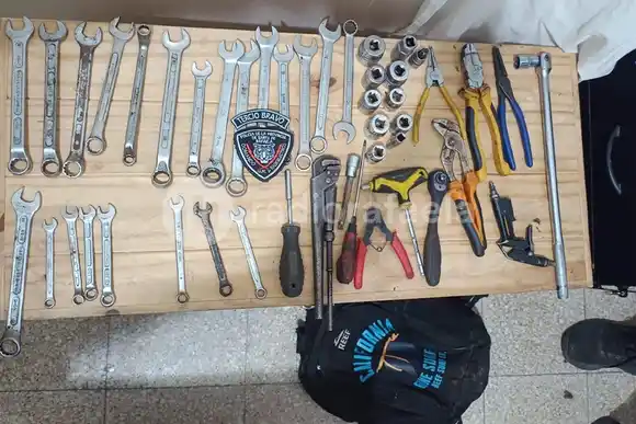 A las corridas en la madrugada: los atrapó la policía con varias herramientas sospechosas