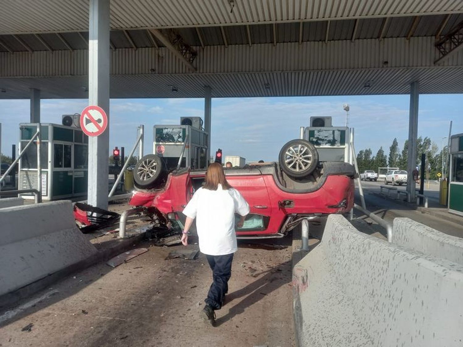 Así quedó el auto que chocó contra el peaje
