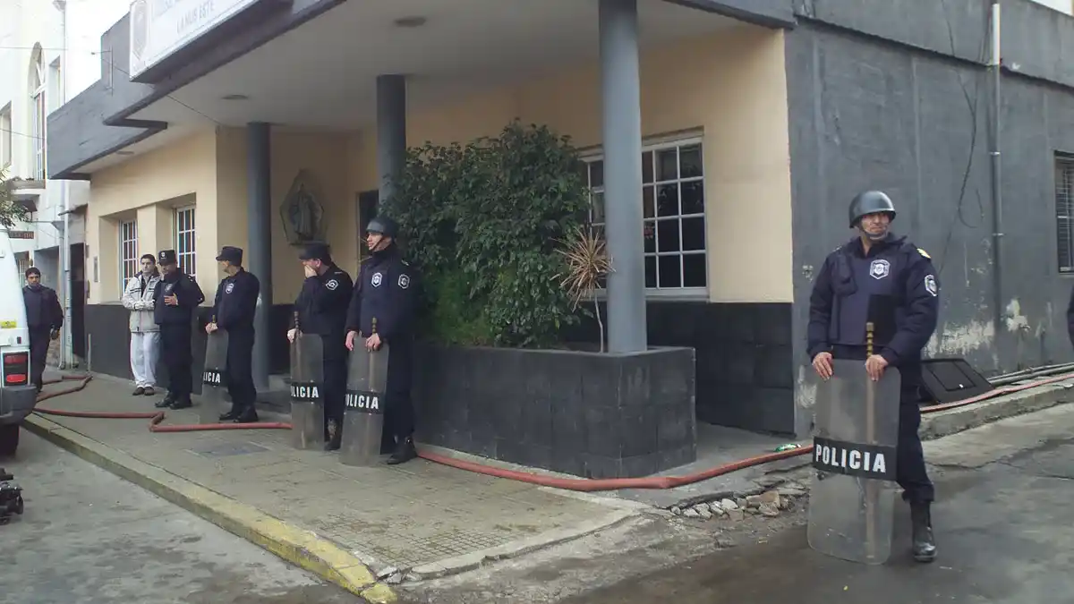 Los presos escaparon de la comisaría Segunda de Lanús Este.