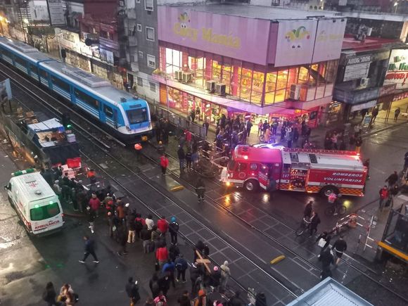 Tragedia en el Tren Sarmiento, en Morón: motociclista murió tras cruzar con la barrera baja