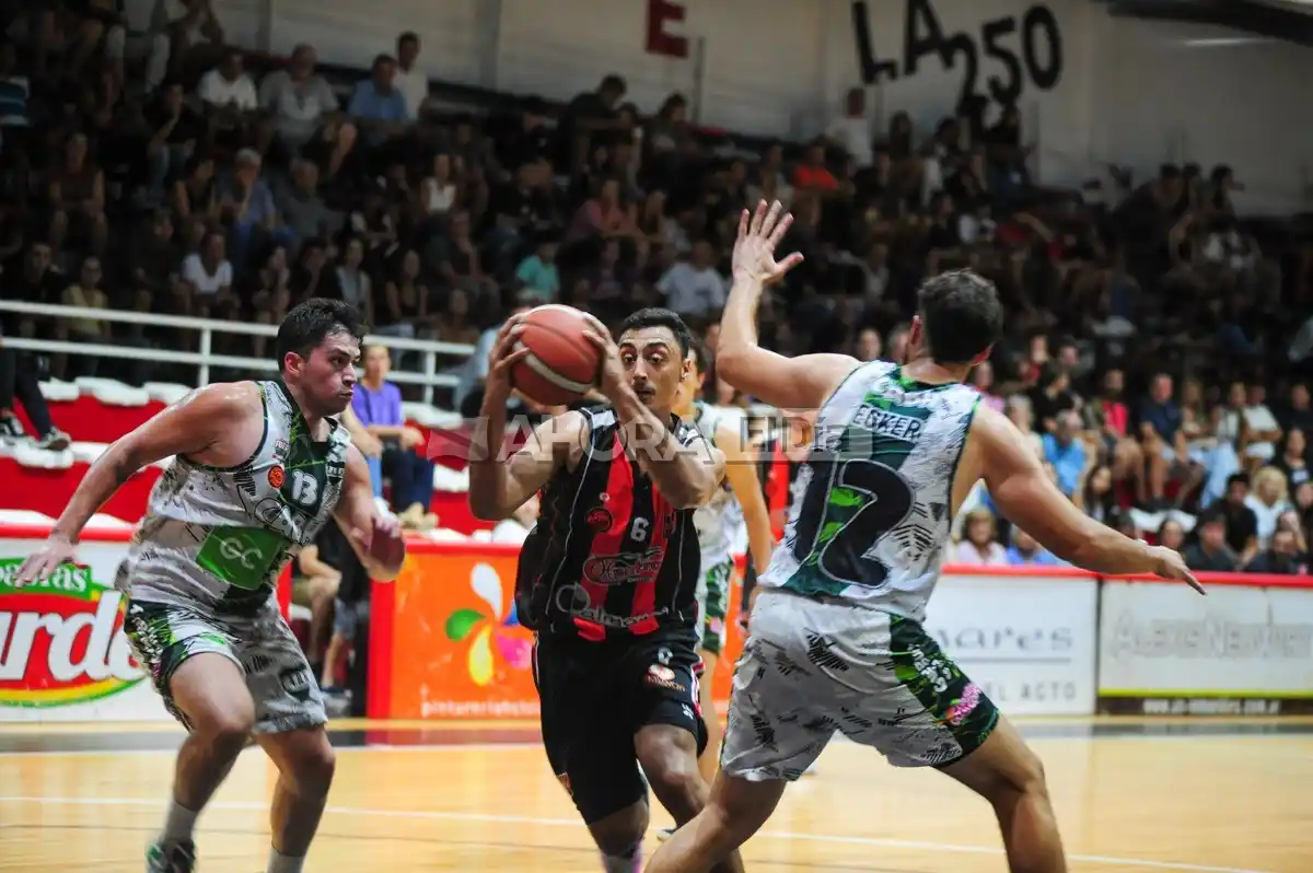 Mauricio Pane, figura con 19 puntos y 7 rebotes, atacando al canasto adversario (Crédito: MR Fotografía).
