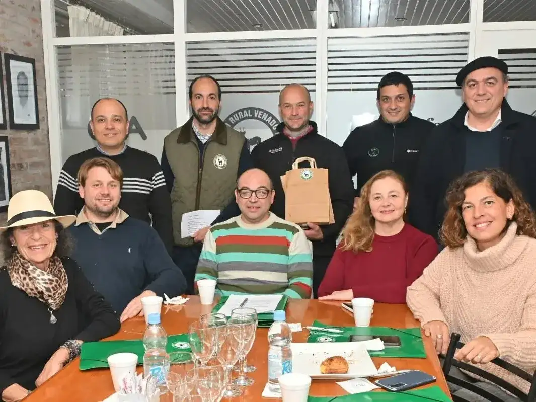 El presidente del CRD, Alejandro Faber, integró el jurado que premió a los mejores stands de la ExpoVenado 2026. Foto: Gentileza